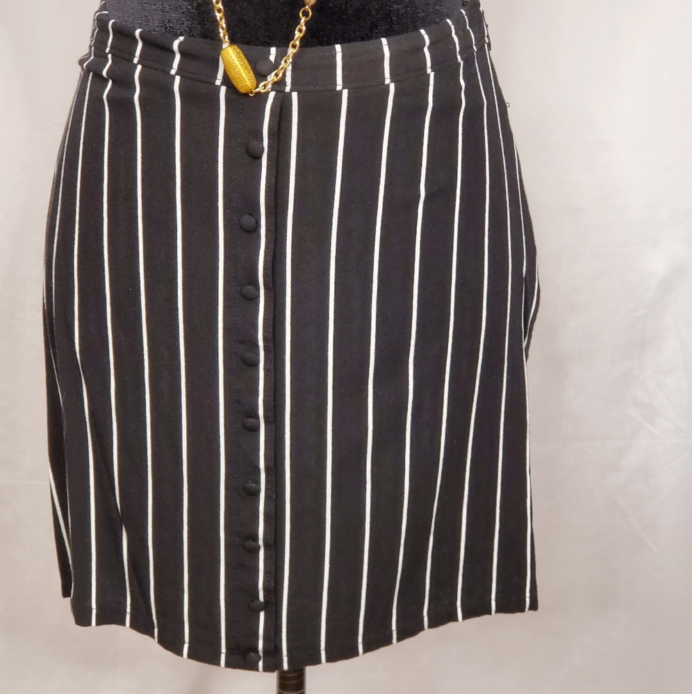 ♡ Abercrombie & Fitch Mini Skirt Black with White Stripes Size Small